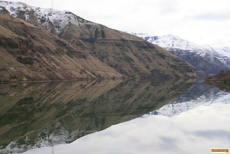 picture of reflections on oxbow reservoir in hells canyon