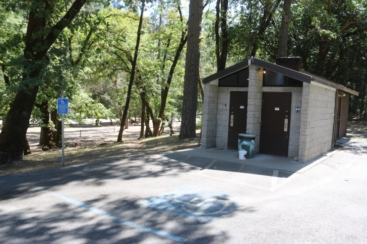 Oregons Almeda Park - vault style outhouse