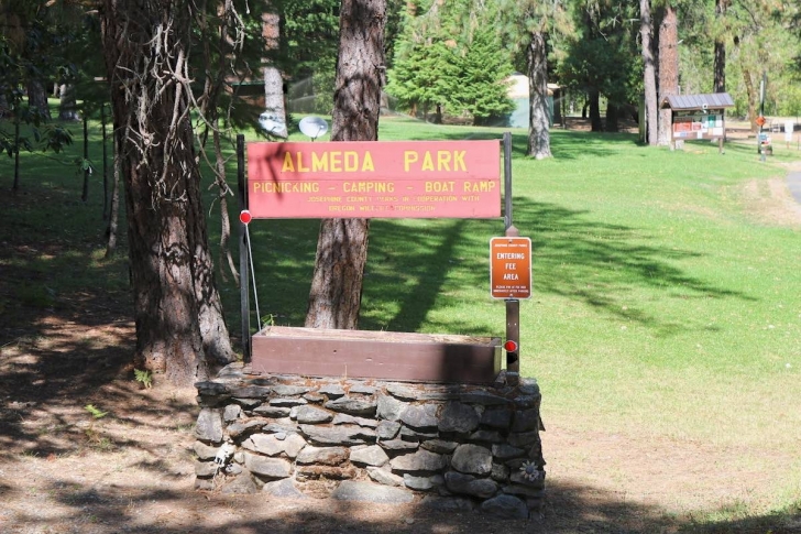 Almeda Park in Oregon - sign at the entrance