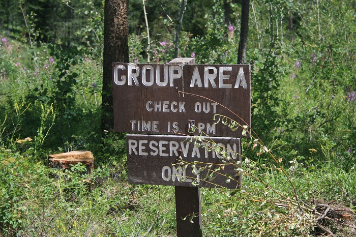 A picture of the sign indicating the way to the group camping areas in Alpine Campground on Palisades Reservoir in estern Idaho.