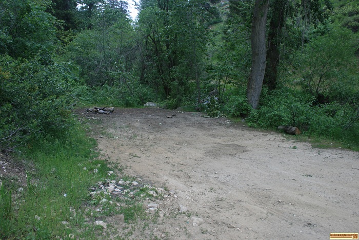 Elk Creek Boat Ramp offers a ramp with dock, outhouse and garbage service.