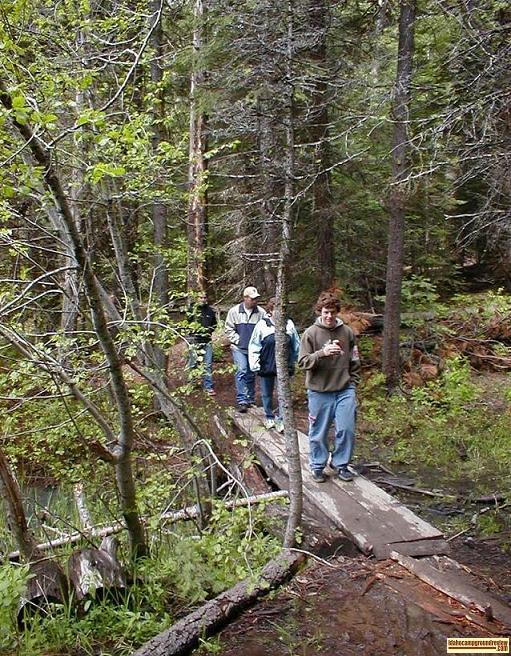 picture of hikers on trail near antelope campground and sagehen reservoir