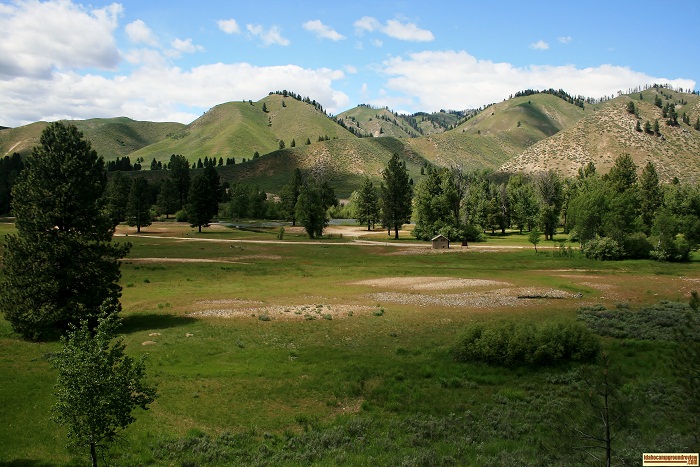 Kelley Creek Flats is a primitive camping area running along the Boise River near Baumgartner Campground.