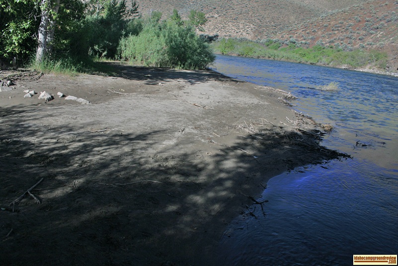 This the small "beach" at the boat ramp in Cottongwood Recreation Site.