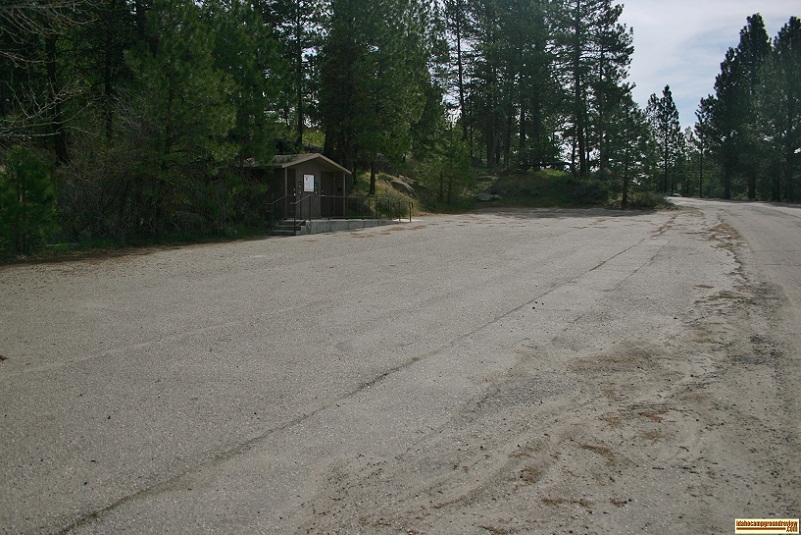 Free extra parking at for boats of vehicles Crown Point Campground.