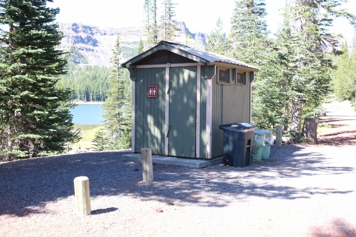 A picture of the vault style outhouse in Oregons Driftwood Campground.