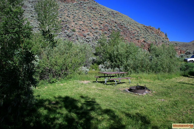 I have a hard time caming this a campground and there is only one camp site.