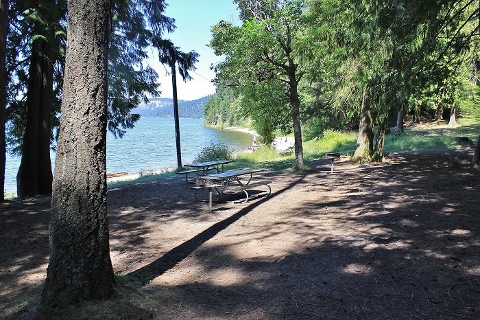 There are plenty of picnic tables but most just laid out their beach towels or blankets.