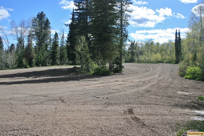 There is a large parking area at the trailhead in Porcupine Springs Campground.