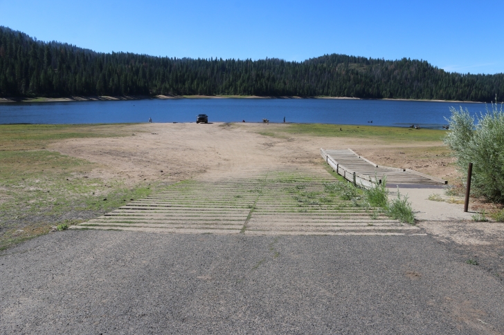 Camping in Sagehen Creek Campground at Sagehen reservoir.