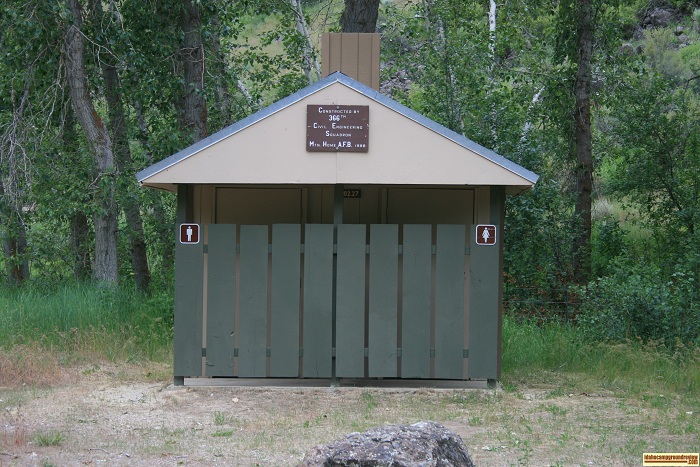 121i has a vault style outhouse and is in the trees along the river. The outhouse was clean and well supplied.