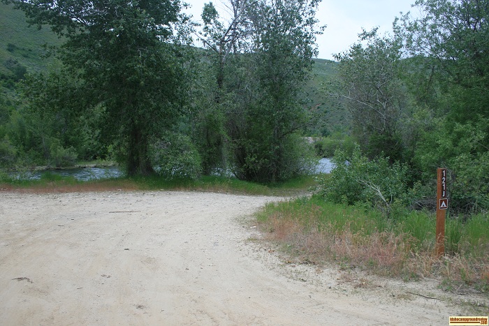 121J offers primitive camping on the river but no boat access.