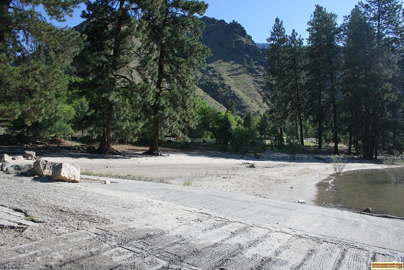 beach and boat ramp at spring bar
