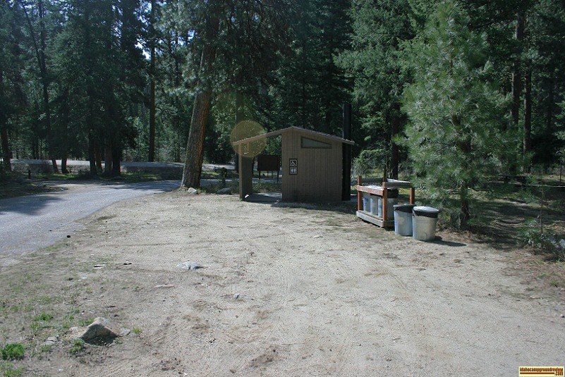 The vault style toilet and as you can see there is garbage service in ten mile campground