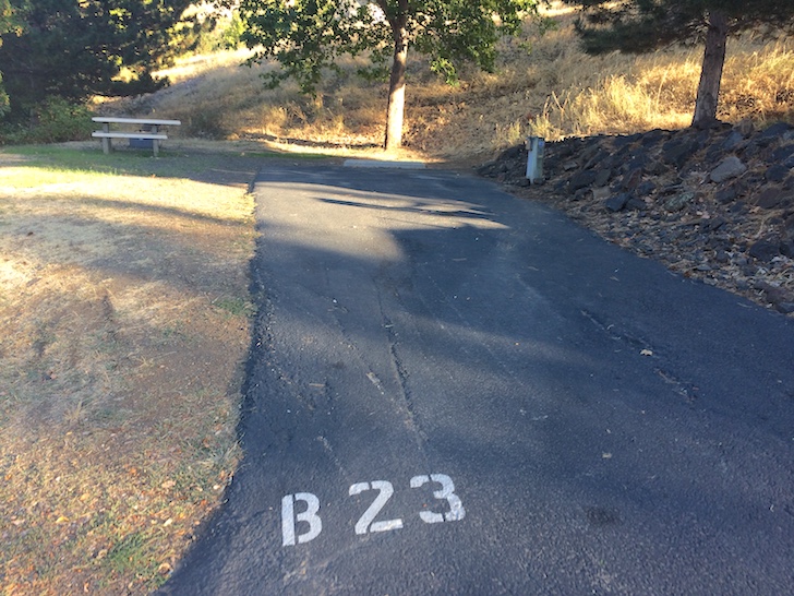 A picture of campsite 23 in loop B of Woodhead Park on Brownlee Reservoir.