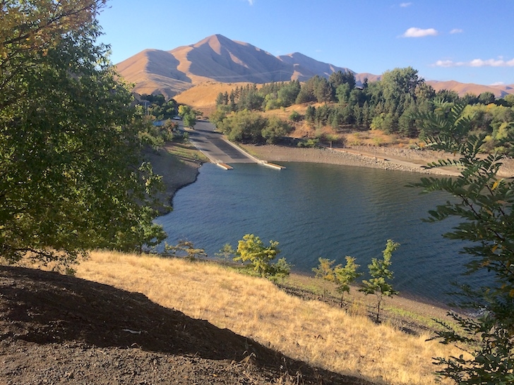 A picture of the boat launch area in Woodhead Park.