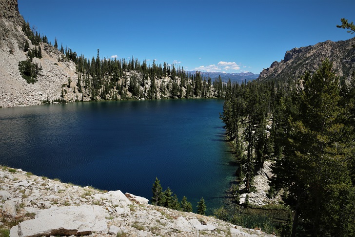 A picture of the middle Hanson Lake.