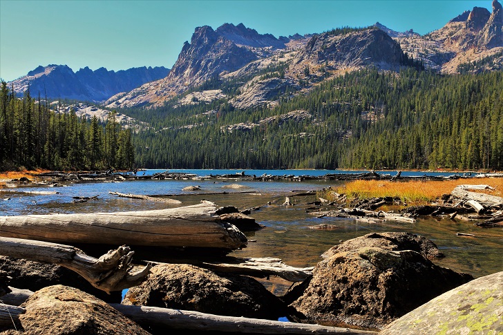 A picture of Hell Roaring Lake.