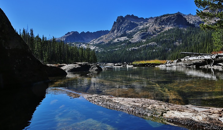 A picture of Hell Roaring Lake
