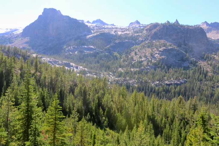 A picture of the Sawtooth Mountains west of trail 092 between Hell Roaring Lake and Imogene Lake.