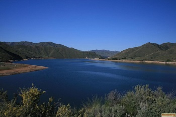 picture of arrowrock reservoir with irish point on the far shore.