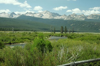 picture of sawtooth mountains south of stanley, idaho